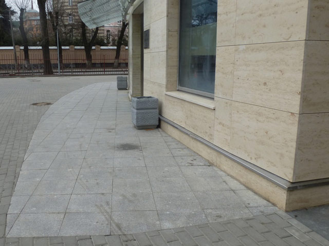 Мощение термообработанными тротуарными плитами из серого гранита Возрождение
