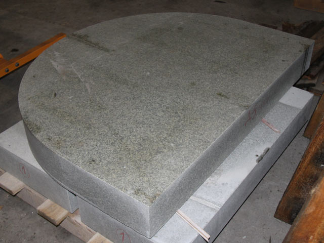 Small architectural forms: manufacture of granite steps  =>Following