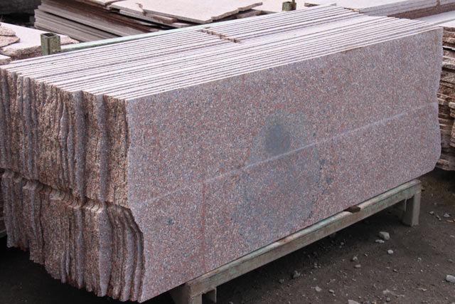 Plates sawing from a granite Kurdajsky  =>Following