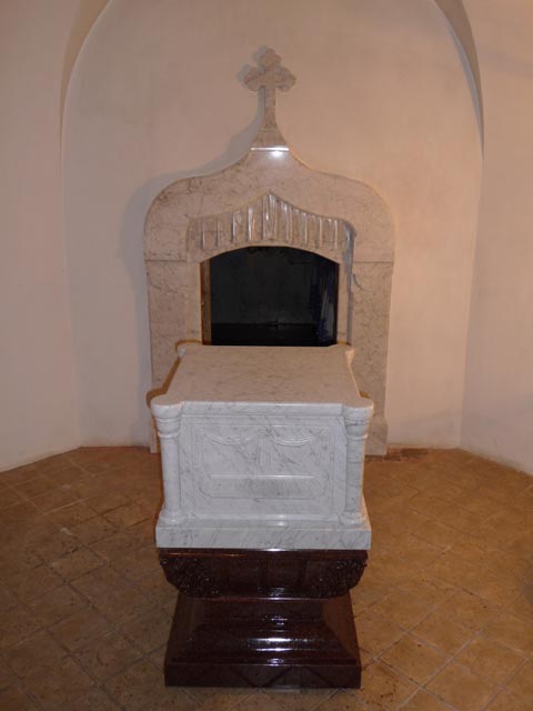 Stone of an unction and input portal from marble Bianco Carrara, Italy and granite Imperial Red, India  =>Following