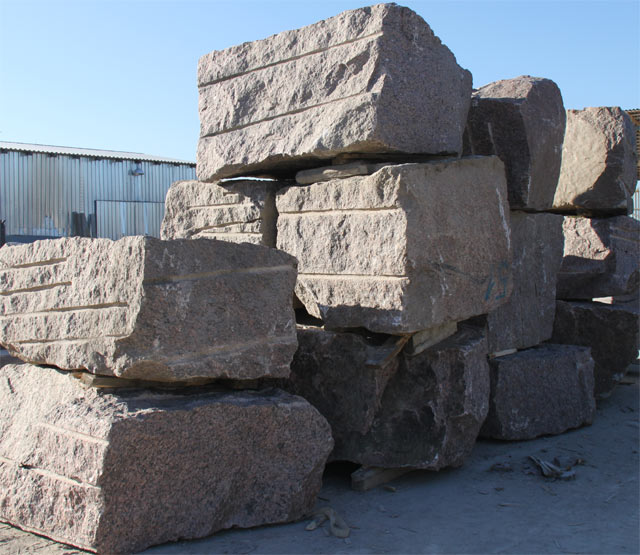 Blocks granite deposits Ladoga.  =>Following