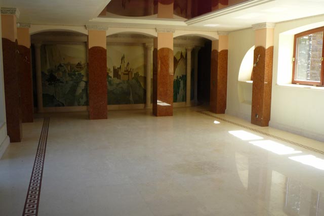 Facing of a floor and columns marble Crema Marfil and Rosso Verona, Spain.  =>Following