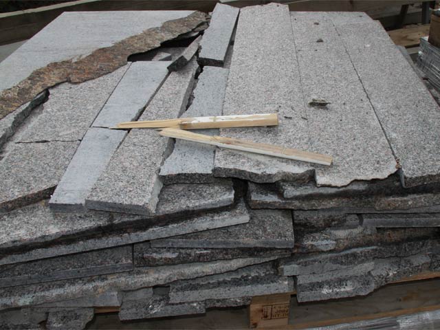 The business rests sawing and the polished granite and marble  =>Following