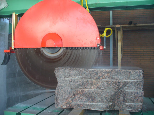 The sawing of blocks granite Eagle Red a diamond disk  =>Following