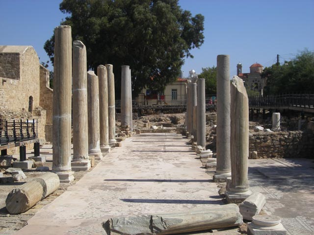 Мраморная колоннада  базилики Хрисополитисса (на месте  ранней  христианской базилики, Кипр)