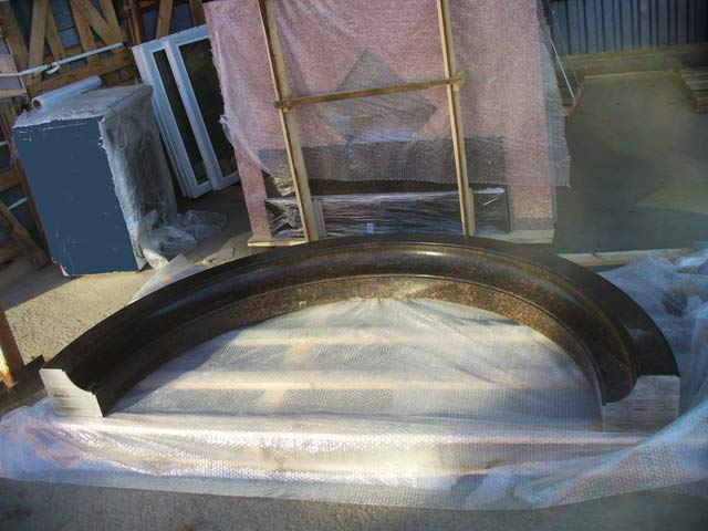 A one piece arch radius of 1000 mm made of granite Dymovskiy. Texture - circular polished with facets 10 to 10 mm  =>Following