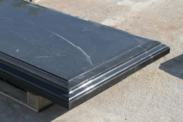 Plate a covering polished from a gabbro-diabase  =>Following