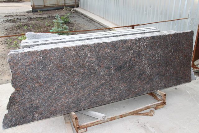 The polished strip of a granite of Kashin Gora.  =>Following