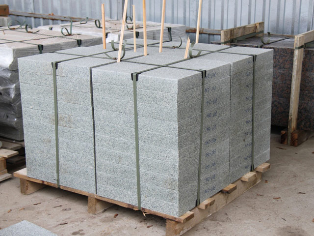 Плиты мощения из Мансуровского гранита термообработанные 600х600х80 мм производство и продажа